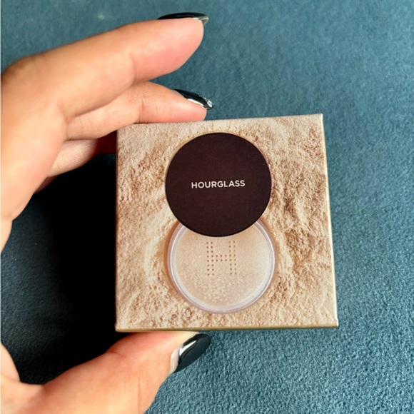 Hourglass
Mini Veil™ Translucent Setting Powder - Picture 2 of 4